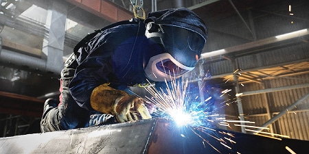 Lasser die aan het lassen is met een Speedglas helm
