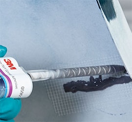 Een kunststof onderdeel repareren met een speciaal mondstuk