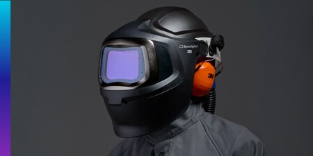 Werknemer met 3M SpeedGlas 9100MP lashelm en 3M Adflo motoraangedreven ademhalingsmasker
