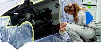 Auto wordt afgeplakt
