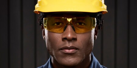 man met veiligheidsbril met gele glazen
