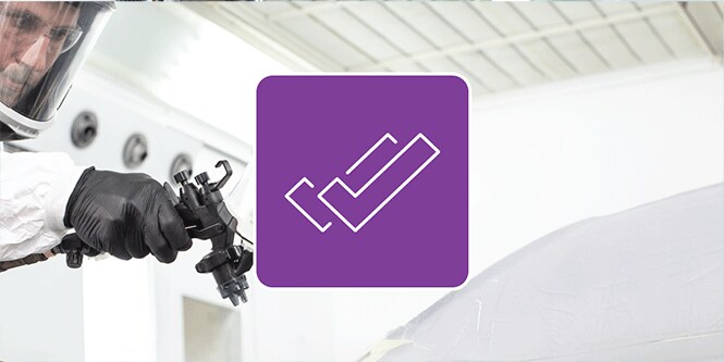 Een lakspecialist spuit een auto met een illustratief pictogram van vinkjes over de afbeelding
