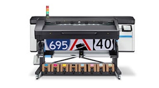 Een grote, digitale HP Latex 830-printer voor borden, waarmee straatnaamborden worden afgedrukt.