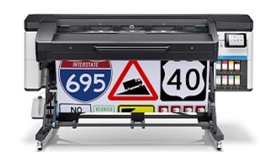 Een grote, digitale HP Latex 700-printer voor borden, waarmee straatnaamborden worden afgedrukt.