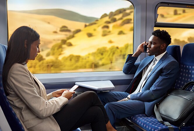 Passagiers in een treinwagon met meer comfort en betere koeling.
