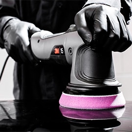 Afbeelding van iemand die polijst met de 3M&trade; Perfect-It&trade; excentrische schuurmachine