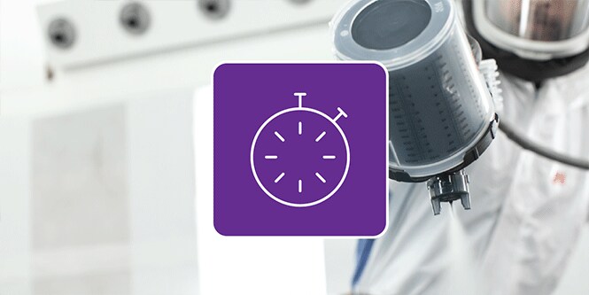 Lakspecialist als gebruiker van het 3M PPS 2.0 Cup-systeem in een spuitcabine met een illustratief pictogram van een stopwatch over de afbeelding.
