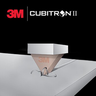 Slijpkorrel snijdt een oppervlak, met 3M Cubitron II-logo erboven

