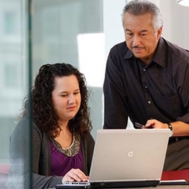 Mentor en stagiair bij een computer