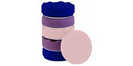 Afbeelding van een stapel 3M™ Finesse-it™ Premium Schuimen Polijstpads
