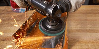 metaal reinigen met de 3M Scotch-Brite Clean & Strip XT-schijf
