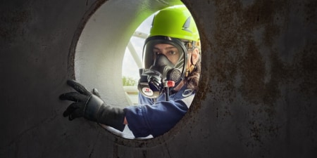 Werknemer in een besloten ruimte met PBM
