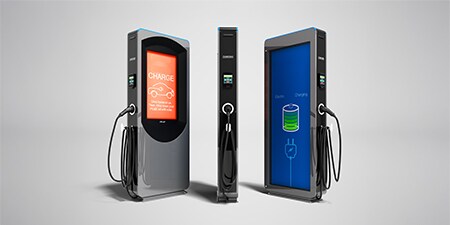 Twee EV-laadpalen met beschermende folies.
