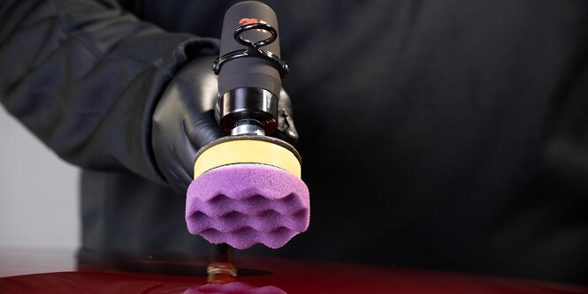 3M Polijstmachine voert lakherstel uit
