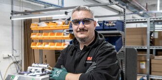Mannen die werken met een veiligheidsbril
