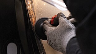 Vonken bij gebruik van een handschuurmachine op een metalen oppervlak
