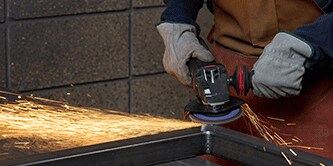 slijpen en verwijderen van lasnaden op metalen naden
